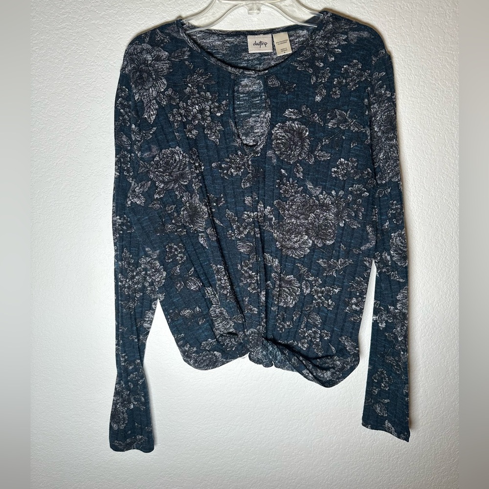 Daytrip Floral Cropped Twist Long Sleeve Top